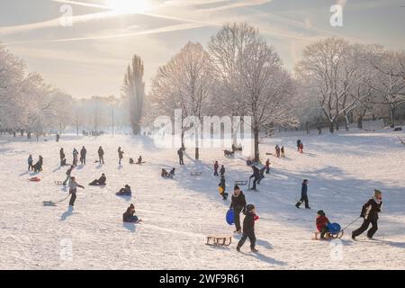 Winterlandschaft im Nippeser Tälchen im Kölner Stadtteil Nippes *** paesaggio invernale nel Nippeser Tälchen nel quartiere Nippes di Colonia Foto Stock