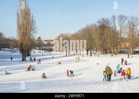 Paesaggio invernale nella Nippeser Taelchen (valle del Nippes) nel quartiere Nippes di Colonia Foto Stock