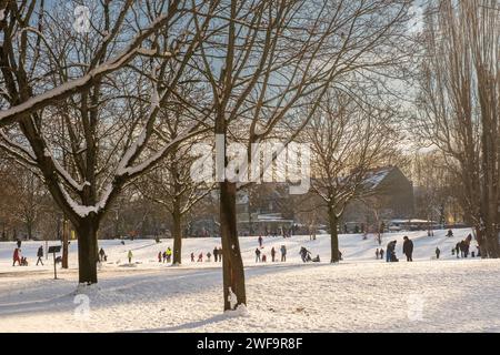 Paesaggio invernale nella Nippeser Taelchen (valle del Nippes) nel quartiere Nippes di Colonia Foto Stock