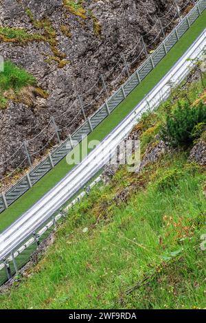 In esecuzione del grande Krokiew, luogo di salto con gli sci a Zakopane, costruito sul versante nord del monte Krokiew nei Tatra. Foto Stock