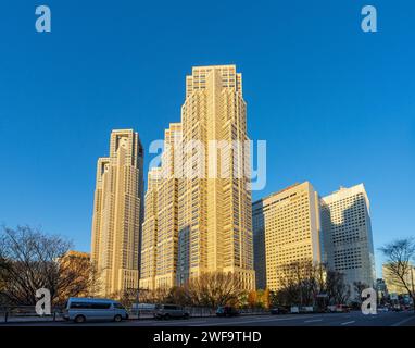 Tokyo, Giappone. 9 gennaio 2024. Vista panoramica dell'edificio del governo metropolitano di Tokyo al tramonto, nel centro della città Foto Stock