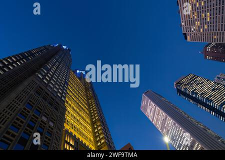 Tokyo, Giappone. 9 gennaio 2024. Vista panoramica dell'edificio del governo metropolitano di Tokyo al tramonto, nel centro della città Foto Stock