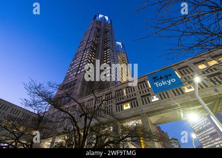 Tokyo, Giappone. 9 gennaio 2024. Vista panoramica dell'edificio del governo metropolitano di Tokyo al tramonto, nel centro della città Foto Stock