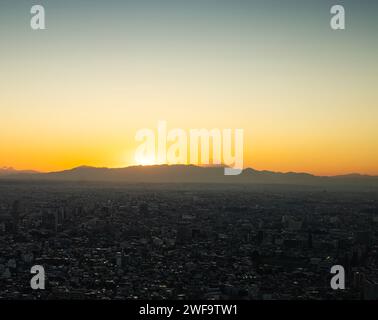 Tokyo, Giappone. 9 gennaio 2024. Monte Fuji visto al tramonto dal centro della città Foto Stock