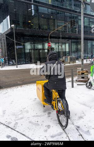 Inverno a Francoforte, corriere di biciclette DHL nel distretto bancario, Assia, Germania Foto Stock