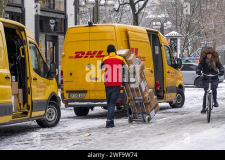 Inverno a Francoforte, veicoli DHL, servizio pacchi, nel distretto bancario, Assia, Germania Foto Stock