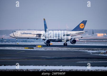 Lufthansa Boeing 747-8, Discover Airbus A320-200, sulla strada per Runway West, Francoforte Aeroporto fra, Fraport, in inverno, Hesse, Germania Foto Stock