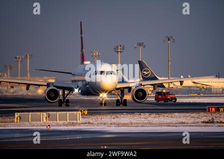 Aereo Turkish Airlines in viaggio verso la pista occidentale, aeroporto fra di Francoforte, Fraport, in inverno, Assia, Germania Foto Stock