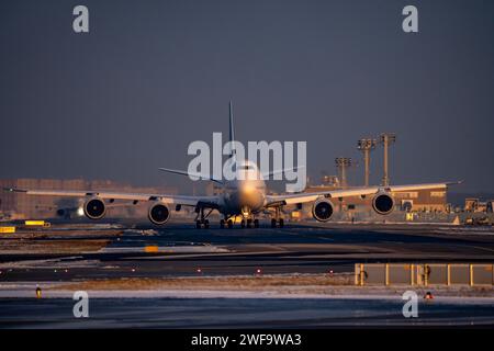 Lufthansa Boeing 747-8, Brandeburgo, sulla via di rullaggio per Runway West, aeroporto di Francoforte fra, Fraport, in inverno, Assia, Germania Foto Stock