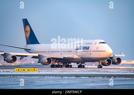 Lufthansa Boeing 747-8, sulla via di rullaggio per Runway West, Francoforte Aeroporto fra, Fraport, in inverno, Assia, Germania Foto Stock