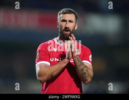 L'Ollie Palmer di Wrexham applaude i tifosi dopo la partita del quarto turno della Emirates fa Cup a Ewood Park, Blackburn. Data immagine: Lunedì 29 gennaio 2024. Foto Stock