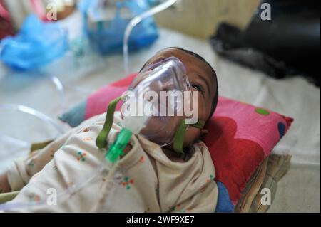 Sylhet, Bangladesh. 29 gennaio 2024. Un bambino in cura per problemi respiratori al Sylhet MAG Osmani Medical College Hospital. I bambini di età compresa tra i sei mesi e l'anno e mezzo si precipitano in ospedale con polmonite e complicazioni da broncopolmonite. Il 29 gennaio 2024 Sylhet, Bangladesh (foto di Rafayat Haque Khan/ Eyepix Group/Sipa USA) credito: SIPA USA/Alamy Live News Foto Stock