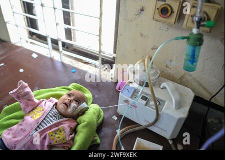 Sylhet, Bangladesh. 29 gennaio 2024. Un bambino in cura per problemi respiratori al Sylhet MAG Osmani Medical College Hospital. I bambini di età compresa tra i sei mesi e l'anno e mezzo si precipitano in ospedale con polmonite e complicazioni da broncopolmonite. Il 29 gennaio 2024 Sylhet, Bangladesh (foto di Rafayat Haque Khan/ Eyepix Group/Sipa USA) credito: SIPA USA/Alamy Live News Foto Stock