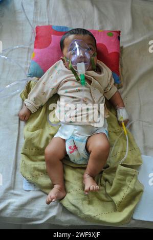 29 gennaio 2024 Sylhet, Bangladesh: Un bambino in cura per problemi respiratori al Sylhet MAG Osmani Medical College Hospital. I bambini di età compresa tra i sei mesi e l'anno e mezzo si precipitano in ospedale con polmonite e complicazioni da broncopolmonite. Il 29 gennaio 2024 Sylhet, Bangladesh (Credit Image: © MD Rafayat Haque Khan/eyepix via ZUMA Press Wire) SOLO PER USO EDITORIALE! Non per USO commerciale! Foto Stock