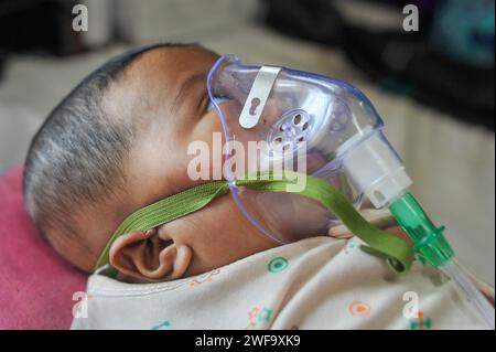 29 gennaio 2024 Sylhet, Bangladesh: Un bambino in cura per problemi respiratori al Sylhet MAG Osmani Medical College Hospital. I bambini di età compresa tra i sei mesi e l'anno e mezzo si precipitano in ospedale con polmonite e complicazioni da broncopolmonite. Il 29 gennaio 2024 Sylhet, Bangladesh (Credit Image: © MD Rafayat Haque Khan/eyepix via ZUMA Press Wire) SOLO PER USO EDITORIALE! Non per USO commerciale! Foto Stock