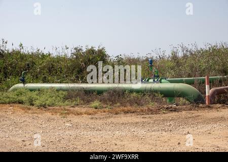 Conduttura di erogazione dell'irrigazione industriale ai campi, un sistema idrico per i campi agricoli. tubi di ferro che si diramano con acqua in terre aride nella so Foto Stock