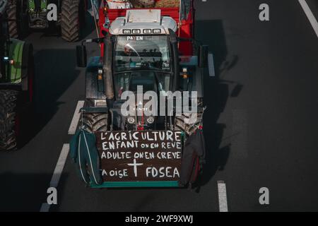 Roissy, Francia. 29 gennaio 2024. Gerard Cambon/le Pictorium - agricoltori che bloccano l'autostrada IA a nord di Parigi. - 29/01/2024 - Francia/Ile-de-France (regione)/Roissy - agricoltori che bloccano l'autostrada IA nel nord di Parigi vicino all'aeroporto di Roissy credito: LE PICTORIUM/Alamy Live News Foto Stock