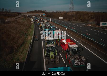 Roissy, Francia. 29 gennaio 2024. Gerard Cambon/le Pictorium - agricoltori che bloccano l'autostrada IA a nord di Parigi. - 29/01/2024 - Francia/Ile-de-France (regione)/Roissy - agricoltori che bloccano l'autostrada IA nel nord di Parigi vicino all'aeroporto di Roissy credito: LE PICTORIUM/Alamy Live News Foto Stock