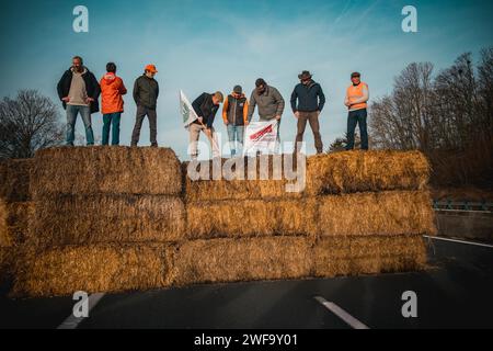 Roissy, Francia. 29 gennaio 2024. © Gerard Cambon/le Pictorium/MAXPPP - Roissy 29/01/2024 Gerard Cambon/le Pictorium - 29/01/2024 - Francia/Ile-de-France/Roissy - blocage d'autoroute A1 par les paysans en colere a l'aire de Cheneviere, pres de l'aeroport de Roissy. - Valeurs ACtuelles out, no jdd, jdd out, RUSSIA OUT, NO RUSSIA #norussia/29/01/2024 - Francia/Ile-de-France (regione)/Roissy - agricoltori che bloccano l'autostrada IA a nord di Parigi vicino all'aeroporto di Roissy credito: MAXPPP/Alamy Live News Foto Stock