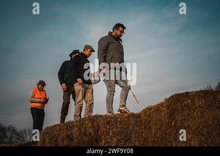 Roissy, Francia. 29 gennaio 2024. © Gerard Cambon/le Pictorium/MAXPPP - Roissy 29/01/2024 Gerard Cambon/le Pictorium - 29/01/2024 - Francia/Ile-de-France/Roissy - blocage d'autoroute A1 par les paysans en colere a l'aire de Cheneviere, pres de l'aeroport de Roissy. - Valeurs ACtuelles out, no jdd, jdd out, RUSSIA OUT, NO RUSSIA #norussia/29/01/2024 - Francia/Ile-de-France (regione)/Roissy - agricoltori che bloccano l'autostrada IA a nord di Parigi vicino all'aeroporto di Roissy credito: MAXPPP/Alamy Live News Foto Stock