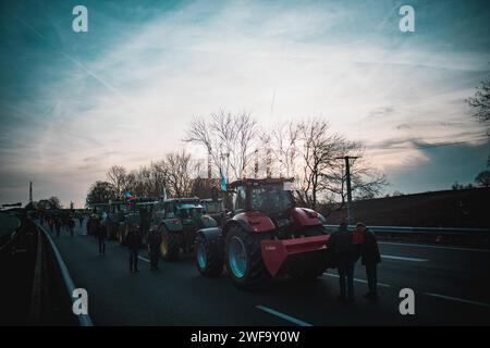 Roissy, Francia. 29 gennaio 2024. © Gerard Cambon/le Pictorium/MAXPPP - Roissy 29/01/2024 Gerard Cambon/le Pictorium - 29/01/2024 - Francia/Ile-de-France/Roissy - blocage d'autoroute A1 par les paysans en colere a l'aire de Cheneviere, pres de l'aeroport de Roissy. - Valeurs ACtuelles out, no jdd, jdd out, RUSSIA OUT, NO RUSSIA #norussia/29/01/2024 - Francia/Ile-de-France (regione)/Roissy - agricoltori che bloccano l'autostrada IA a nord di Parigi vicino all'aeroporto di Roissy credito: MAXPPP/Alamy Live News Foto Stock