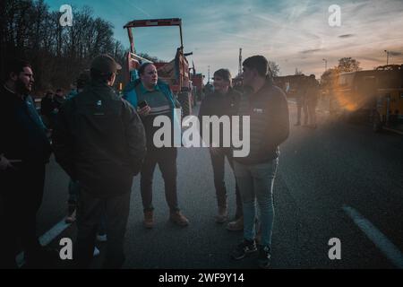 Roissy, Francia. 29 gennaio 2024. © Gerard Cambon/le Pictorium/MAXPPP - Roissy 29/01/2024 Gerard Cambon/le Pictorium - 29/01/2024 - Francia/Ile-de-France/Roissy - blocage d'autoroute A1 par les paysans en colere a l'aire de Cheneviere, pres de l'aeroport de Roissy. - Valeurs ACtuelles out, no jdd, jdd out, RUSSIA OUT, NO RUSSIA #norussia/29/01/2024 - Francia/Ile-de-France (regione)/Roissy - agricoltori che bloccano l'autostrada IA a nord di Parigi vicino all'aeroporto di Roissy credito: MAXPPP/Alamy Live News Foto Stock