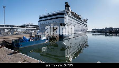 La nave da crociera della compagnia di traghetti Tallink si specchia nell'acqua nel porto di Tallinn, Estonia, Europa Foto Stock