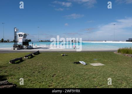 Urbnsurf è la prima piscina a onde commerciale dell'Australia, un parco urbano per il surf, ideale per professionisti e principianti, vicino all'aeroporto di Melbourne a Tullamarine Foto Stock