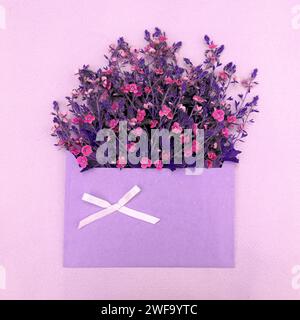 Elegante biglietto d'auguri con bouquet di fiori selvatici in una busta Foto Stock