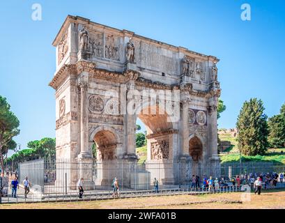 L'Arco di Costantino, un arco trionfale dedicato all'imperatore Costantino il grande. Roma, Italia. Foto Stock