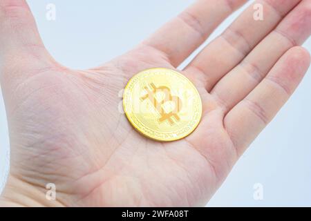 Aprire una manciata di bitcoin come concetto di apertura alle nuove tecnologie e criptovalute, oltre a investire in attività minerarie e dimezzate. Trattenendo Bi Foto Stock