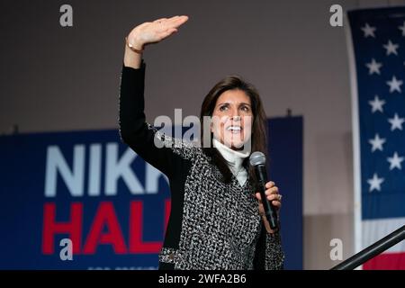 Conway, Stati Uniti. 28 gennaio 2024. Il candidato presidenziale repubblicano Nikki Haley saluta la folla durante una manifestazione elettorale alla Coastal Carolina University. I repubblicani della Carolina del Sud voteranno i loro candidati presidenziali il 25 febbraio. (Foto di Sean Rayford/SOPA Images/Sipa USA) credito: SIPA USA/Alamy Live News Foto Stock