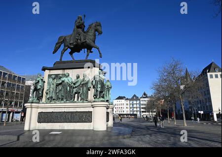 DAS Reiterdenkmal zu Ehren von König Friedrich Wilhelm III Auf dem Kölner Heumarkt *** il monumento equestre in onore del re Federico Guglielmo III sull'Heumarkt di Colonia Foto Stock