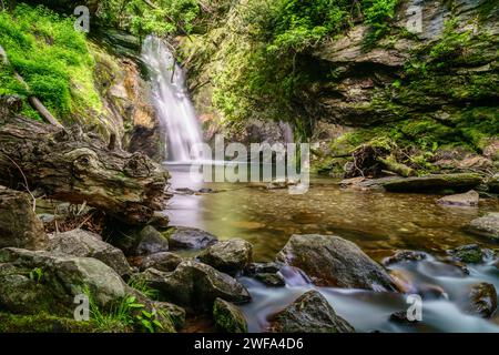 Immagine panoramica a lunga esposizione delle cascate Courthouse Falls nella Pisgah National Forest nel North Carolina Foto Stock