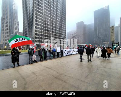 Gli attivisti iraniani a Chicago si sono riuniti in centro sabato pomeriggio a sostegno del popolo iraniano che lotta per la propria libertà. Foto Stock