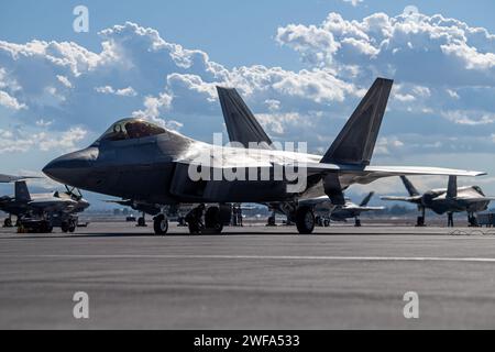 Un F-22 Raptor assegnato al 525th Expeditionary Fighter Squadron, Joint base Elmendorf-Richardson, Alaska, si prepara per il decollo a sostegno dell'esercitazione Bamboo Eagle 24-1 a Nellis Air Force base, Nevada, 25 gennaio 2024. Durante Bamboo Eagle, i guerrieri implementeranno la generazione di energia da combattimento a tutti i domini da posizioni di base disaggregate in tutta la parte occidentale degli Stati Uniti, incorporando scenari di comando e controllo distribuiti, logistica agile e rifornimento tattico aria-aria. Gli avieri affronteranno anche l'occupazione agile in combattimento e le sfide più grandi della logistica persistente, b Foto Stock