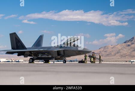 U.S. Air Force Airmen assegnati al 525th Expeditionary Fighter Generation Squadron, Joint base Elmendorf-Richardson, Alaska, preparano un F-22 Raptor del 525th Expeditionary Fighter Squadron per il decollo a supporto dell'esercitazione Bamboo Eagle 24-1 a Nellis Air Force base, Nevada, 25 gennaio 2024. Durante Bamboo Eagle, i guerrieri implementeranno la generazione di energia da combattimento a tutti i domini da posizioni di base disaggregate in tutta la parte occidentale degli Stati Uniti, incorporando scenari di comando e controllo distribuiti, logistica agile e rifornimento tattico aria-aria. Anche gli avieri affronteranno Foto Stock