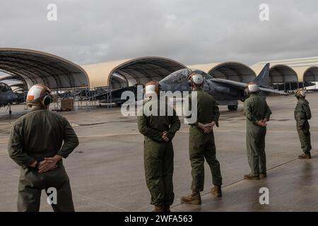 U.S. Marines with Marine Attack Squadron (VMA) 223 guarda un jet taxi AV-8B Harrier II per il decollo presso la Marine Corps Air Station Cherry Point, North Carolina, 25 gennaio 2024. Dopo aver completato l'addestramento prerequisito, al sergente Eric Andrekopoulos, un meccanico di aeromobili ad ala fissa con VMA-223, fu data l'opportunità di volare su un AV-8B Harrier II in base alle sue prestazioni superiori e come incentivo per il rinnovo dell'arruolamento per altri quattro anni di servizio nel corpo dei Marines. (Foto del corpo dei Marines degli Stati Uniti di Lance Cpl. Anakin Smith) Foto Stock