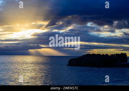 Un tramonto sull'oceano, che brilla di luce calda a Madeira Foto Stock