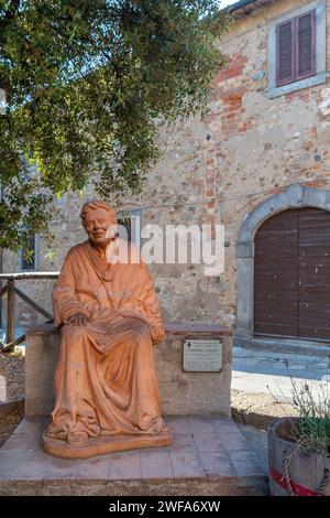 Statua "nonna Lucia" di Flavio Melani, dedicata alla nonna del poeta premio Nobel Giosuè Carducci, Bolgheri, Livorno, Toscana, Italia Foto Stock