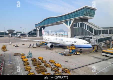China Southern A330 all'aeroporto Chek Lap Kok e il suo ponte sopraelevato, un nuovo ponte che collega i terminal dell'aeroporto di Hong Kong. HKG skydeck. Foto Stock