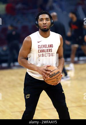 Cleveland, Stati Uniti. 29 gennaio 2024. La guardia dei Cleveland Cavaliers Donovan Mitchell (45) spara prima della partita dei Cavaliers contro i Los Angeles Clippers a Cleveland, Ohio lunedì 29 gennaio 2024. Foto di Aaron Josefczyk/UPI Credit: UPI/Alamy Live News Foto Stock