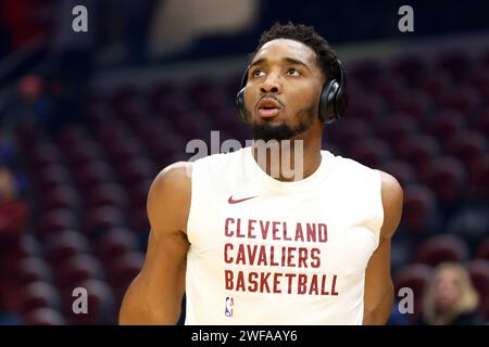 Cleveland, Stati Uniti. 29 gennaio 2024. La guardia dei Cleveland Cavaliers Donovan Mitchell (45) si scalda prima della partita dei Cavaliers contro i Los Angeles Clippers a Cleveland, Ohio lunedì 29 gennaio 2024. Foto di Aaron Josefczyk/UPI Credit: UPI/Alamy Live News Foto Stock