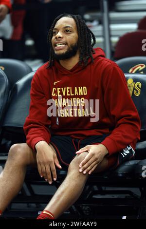 Cleveland, Stati Uniti. 29 gennaio 2024. La guardia inattiva dei Cleveland Cavaliers Darius Garland (10) siede sulla panchina prima della partita dei Cavaliers contro i Los Angeles Clippers a Cleveland, Ohio lunedì 29 gennaio 2024. Foto di Aaron Josefczyk/UPI Credit: UPI/Alamy Live News Foto Stock