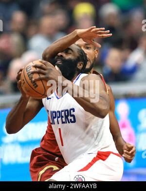 Cleveland, Stati Uniti. 29 gennaio 2024. I Los Angeles Clippers James Harden (1) viene fregato dal Cleveland Cavalier Isaiah Mobley (15) nel primo tempo a Cleveland, Ohio lunedì 29 gennaio 2024. Foto di Aaron Josefczyk/UPI Credit: UPI/Alamy Live News Foto Stock