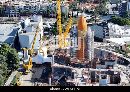 Lo Space Shuttle Endeavour è avvolto in una pellicola protettiva termoretraibile ed è parcheggiato accanto al suo serbatoio carburante esterno-84 (ET-94) e due booster a razzo solido in attesa di essere sollevato da una gru di 450 piedi e collocato accanto ai suoi serbatoi di carburante presso il Samuel Oschin Air and Space Center presso il California ScienCenter, domenica 28 gennaio 2024, a Los Angeles. Foto Stock