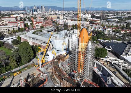 Lo Space Shuttle Endeavour è avvolto in una pellicola protettiva termoretraibile ed è parcheggiato accanto al suo serbatoio carburante esterno-84 (ET-94) e due booster a razzo solido in attesa di essere sollevato da una gru di 450 piedi e collocato accanto ai suoi serbatoi di carburante presso il Samuel Oschin Air and Space Center presso il California ScienCenter, domenica 28 gennaio 2024, a Los Angeles. Foto Stock