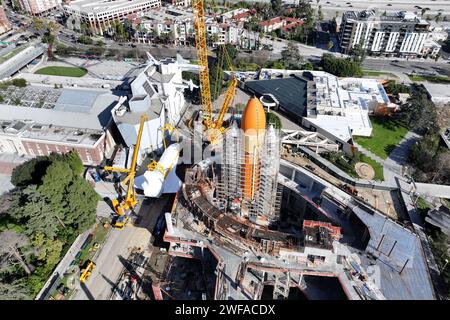 Lo Space Shuttle Endeavour è avvolto in una pellicola protettiva termoretraibile ed è parcheggiato accanto al suo serbatoio carburante esterno-84 (ET-94) e due booster a razzo solido in attesa di essere sollevato da una gru di 450 piedi e collocato accanto ai suoi serbatoi di carburante presso il Samuel Oschin Air and Space Center presso il California ScienCenter, domenica 28 gennaio 2024, a Los Angeles. Foto Stock