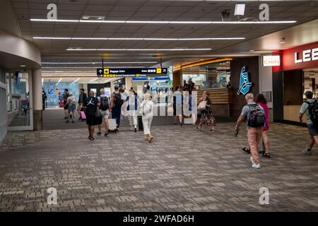 Bloomington, Minnesota. Aeroporto MSP. I viaggiatori che camminano verso le loro destinazioni nell'affollato aeroporto. Foto Stock