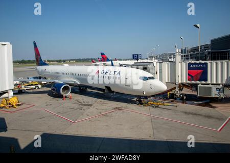 Bloomington, Minnesota. Aeroporto MSP. Delta Plane carico al terminal. Foto Stock